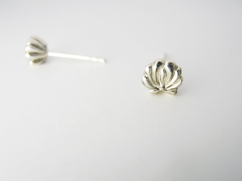 ハンガリーの刺繍花ピアスシルバー925 - 耳環/耳夾 - 其他金屬 銀色
