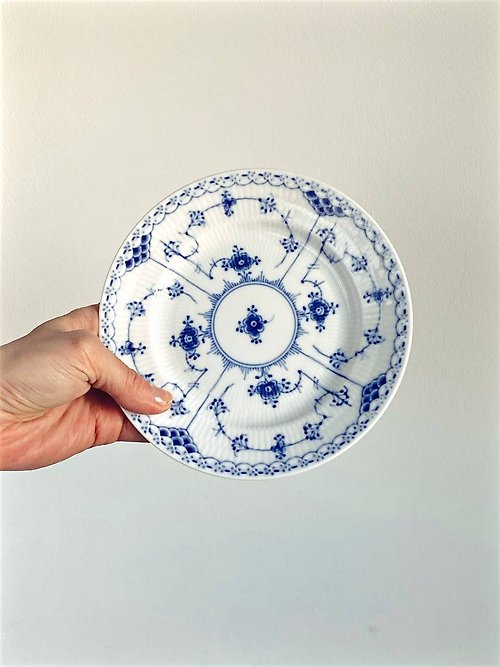 Royal Copenhagen Blue Fluted Dinner Plate 10.75 in 1017002 - Nehas