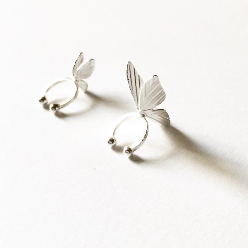 Tiny Butterfly kiss - 耳環/耳夾 - 其他金屬 銀色
