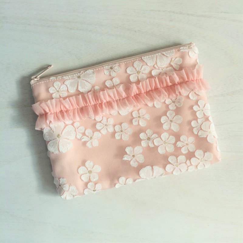 Floral Opal tulle ruffle flat pouch pink - กระเป๋าเครื่องสำอาง - เส้นใยสังเคราะห์ สึชมพู