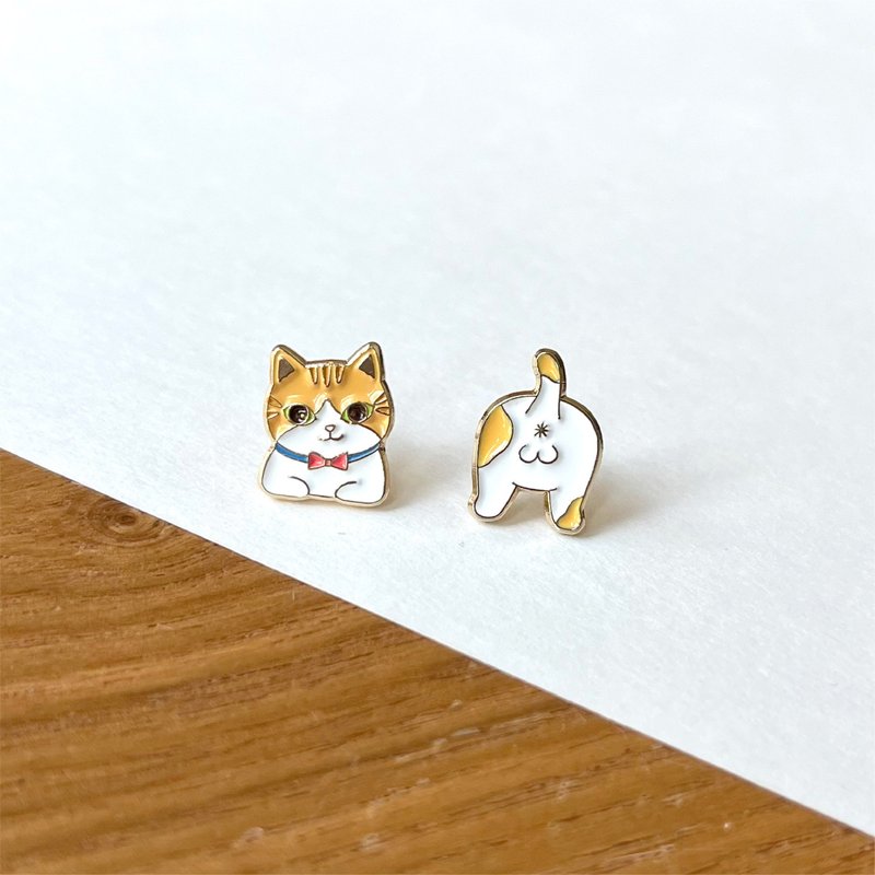 Meow - Brown and white cat with cat pat pat earrings - ต่างหู - วัตถุเคลือบ สีกากี