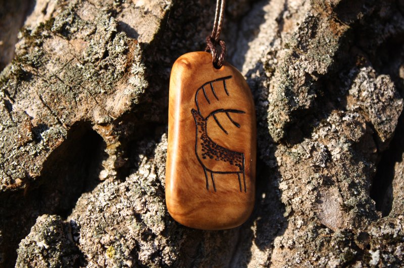 Pendant birh burl wood Spirit of deer Sacred deer talisman light Purity Renewal - สร้อยคอ - ไม้ 
