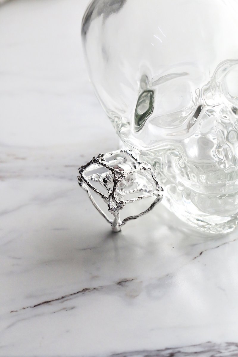 Rough Diamonds Skull ring by DEFY. - 戒指 - 其他金屬 