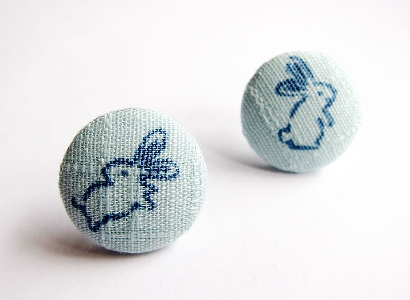 Wind cloth button earrings clip earrings rabbit do - ต่างหู - วัสดุอื่นๆ สีน้ำเงิน