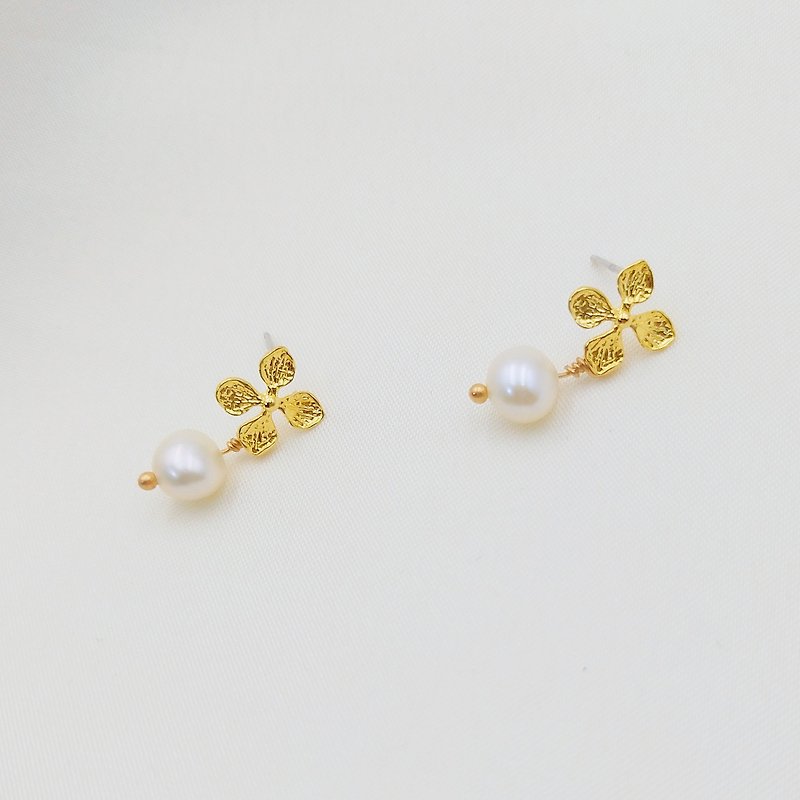 A hydrangea pearl earring is precision plated in 18k gold - ต่างหู - ทองแดงทองเหลือง สีทอง