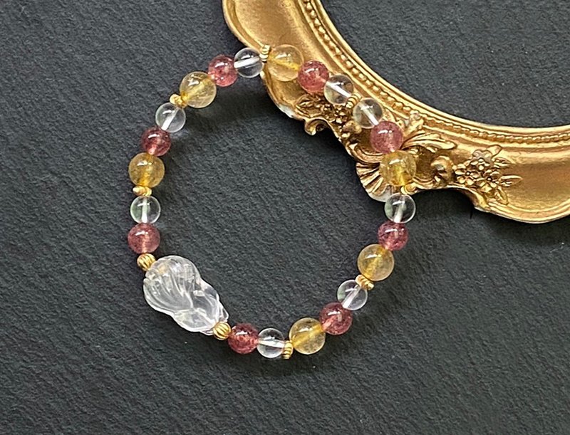 Blonde crystal strawberry crystal white crystal lying fox attracting wealth and avoiding evil and prosperous popularity crystal bracelet - สร้อยข้อมือ - คริสตัล หลากหลายสี