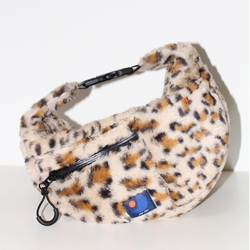 Leopard Halfmoon Bag - กระเป๋าถือ - วัสดุอื่นๆ สีนำ้ตาล