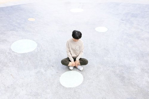 あなたの手がキャンディベルベットポケットトップを実行しているカシミア
