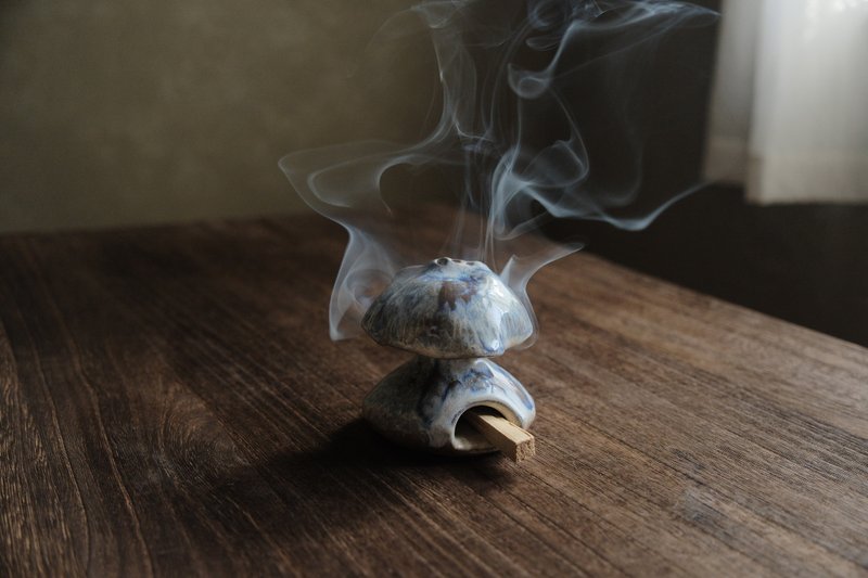 White layer, blue sea, sometimes in the summer before sunset, jellyfish mushroom - Candles & Candle Holders - Pottery White