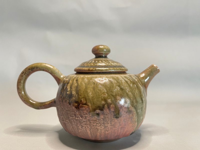 Firewood Hand-made Japanese Pottery Teapot / Chen Wenxiang - ถ้วย - ดินเผา สีทอง