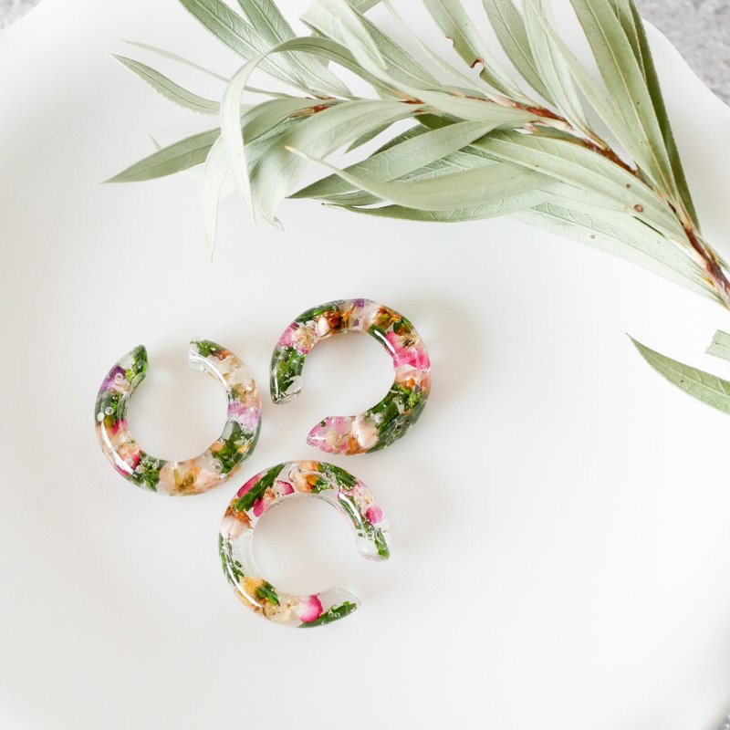 mini size/ear cuff/green and alyssum mix - ต่างหู - เรซิน สีเขียว