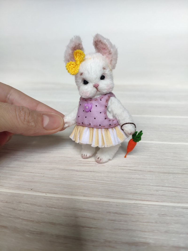 Miniature bunny crocheted from fluffy yarn - ตุ๊กตา - ขนแกะ ขาว