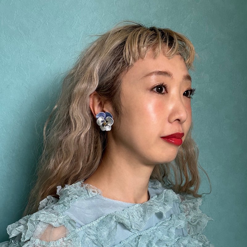 Viola Embroidery Earrings Saxophone Blue - ต่างหู - งานปัก สีน้ำเงิน