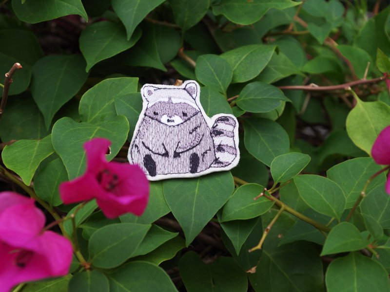 Raccoon embroidery pin/embroidery sticker (1 piece) __ Embroidery, Christmas gifts, illustrations, free shipping - เข็มกลัด/พิน - งานปัก สีเทา