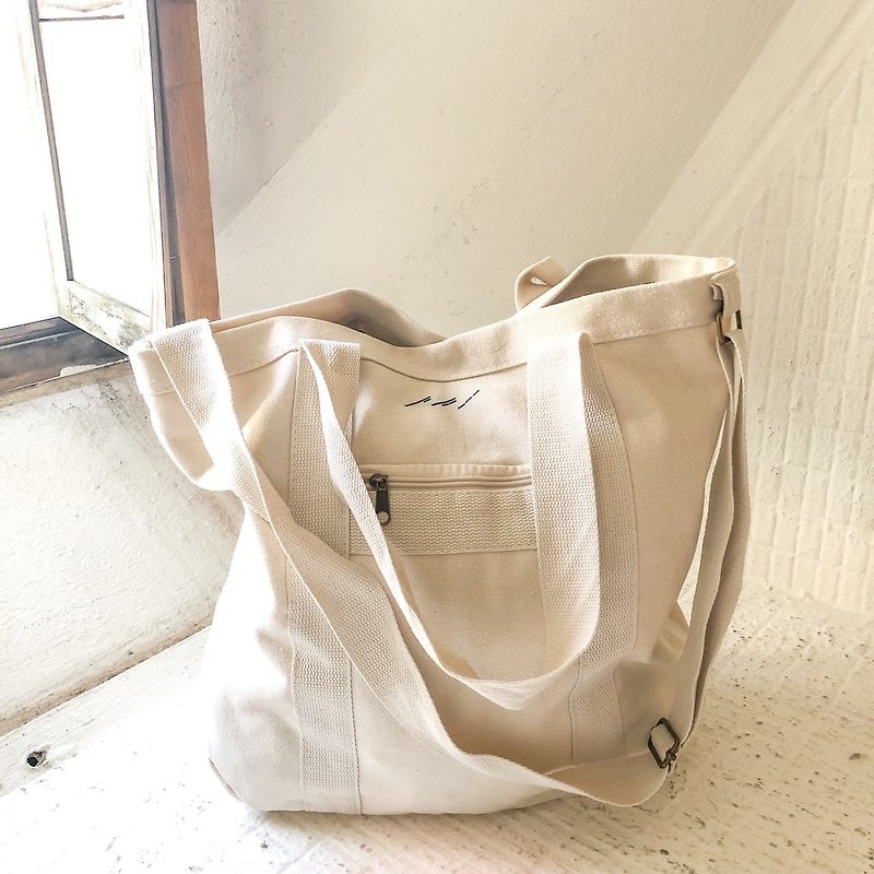 ผ้าฝ้าย/ผ้าลินิน กระเป๋าแมสเซนเจอร์ ขาว - Traveling ideal bag large-capacity hand-printed canvas tote bag / side back shoulder dual-use