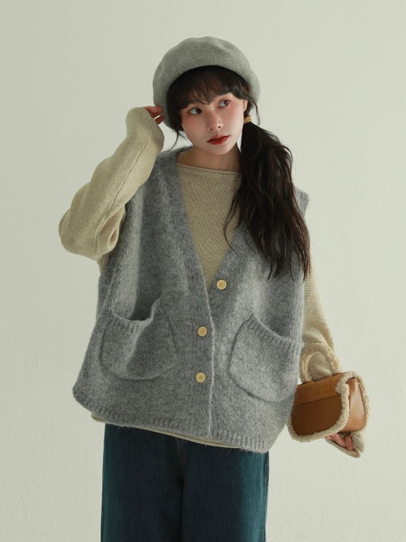 Gray sweater vest retro art college style niche design knitted cardigan layered vest jacket - เสื้อแจ็คเก็ต - ไฟเบอร์อื่นๆ สีเทา