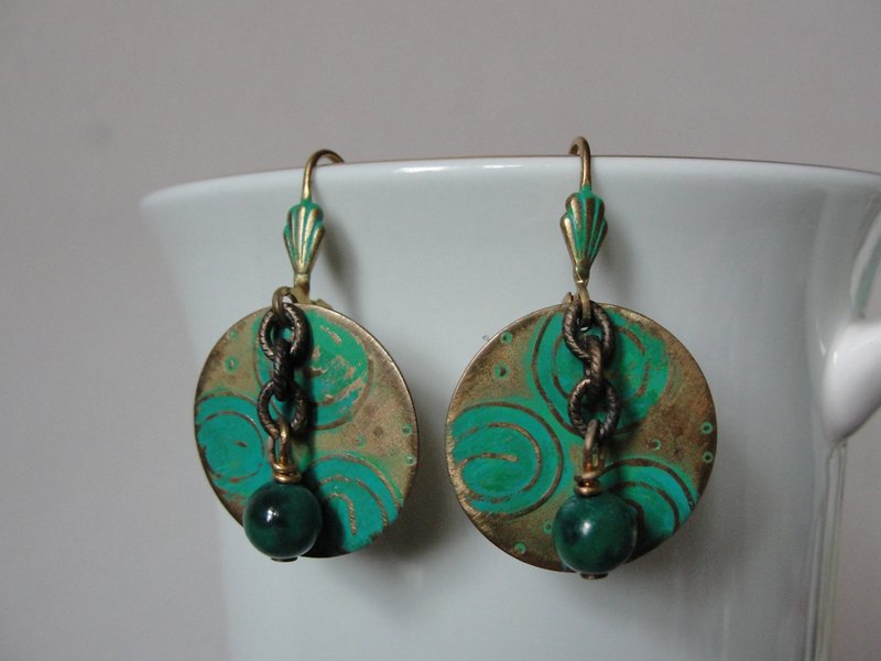 ボヘミアン ヴィンテージ ソリッドおよびナチュラル ブラス クリソコラ 質感のあるパティーヌ加工を施したイヤリング - ピアス・イヤリング - 銅・真鍮 グリーン