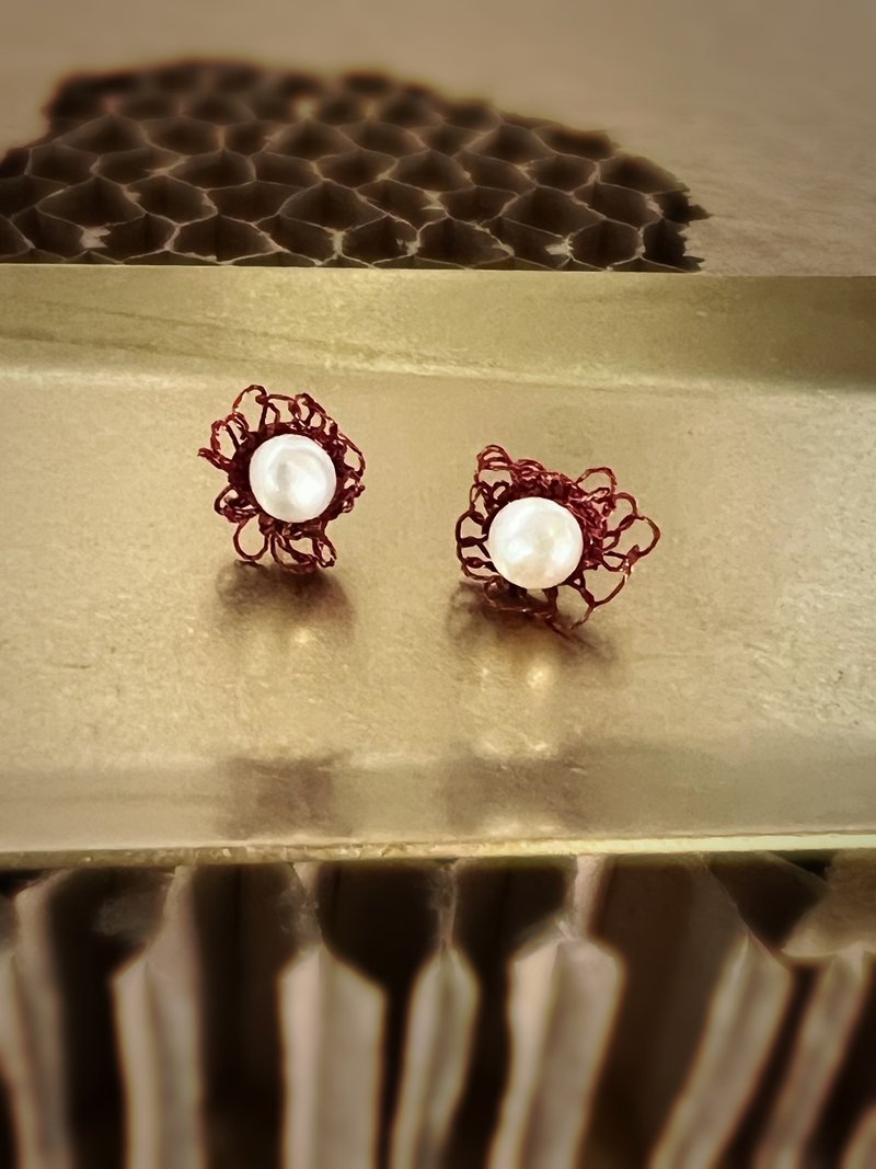 -Red-spot flower pearl earrings - ต่างหู - ไข่มุก สีแดง