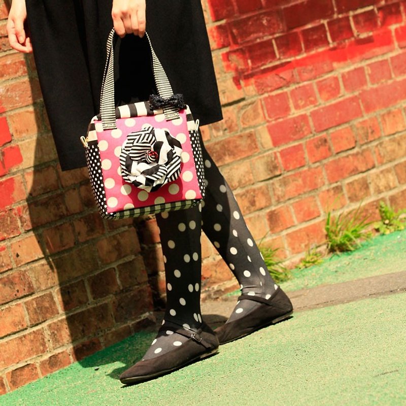 cube handbag Femme Fatale with black&white corsage Pink dots borders - กระเป๋าแมสเซนเจอร์ - ผ้าฝ้าย/ผ้าลินิน สึชมพู