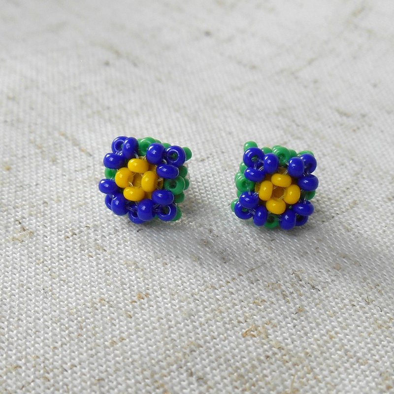 Small flowers, beaded daisy studs, blue flower studs, flower earrings, violet - ต่างหู - แก้ว สีน้ำเงิน