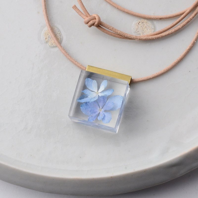 Hydrangea / Hydrangea Necklace Leather Star Fireworks / Resin / Cow Leather / Japanese Design - Necklaces - Genuine Leather Blue