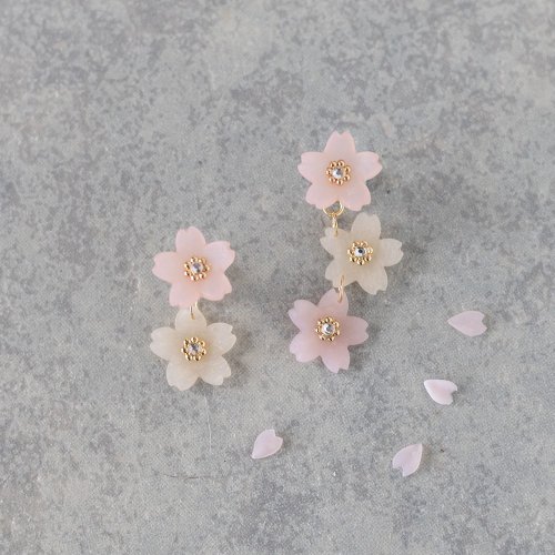 揺れる桜のピアス/イヤリング