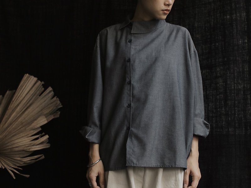 川 衣 WEAR BEING 斜邊排釦襯衫 灰藍 - 女襯衫 - 棉．麻 灰色
