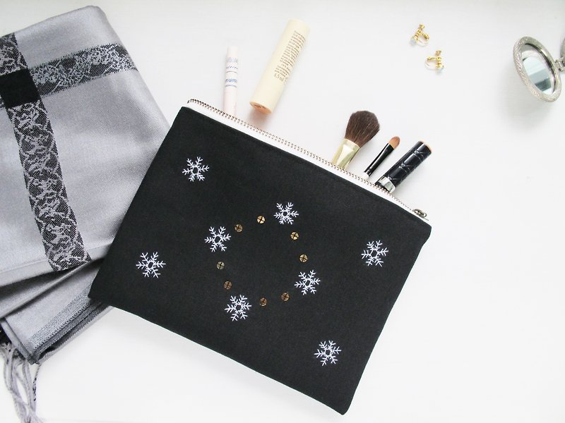 [Snow Sprinkles] Cosmetic bag / YKK zipper storage bag clutch bag flat bag hand-embroidered sequins - กระเป๋าคลัทช์ - ผ้าฝ้าย/ผ้าลินิน สีดำ