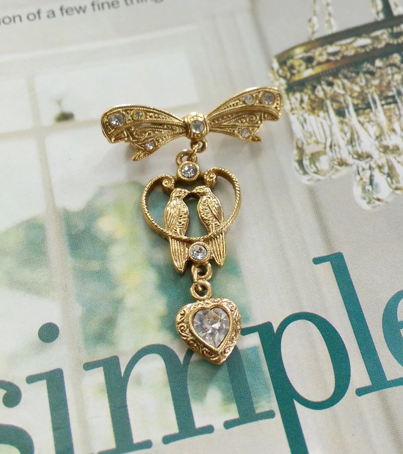 西洋のアンティークジュエリー。 1928ラブバードボウダングルピン - ピンバッジ・ピンズ - 金属 ゴールド