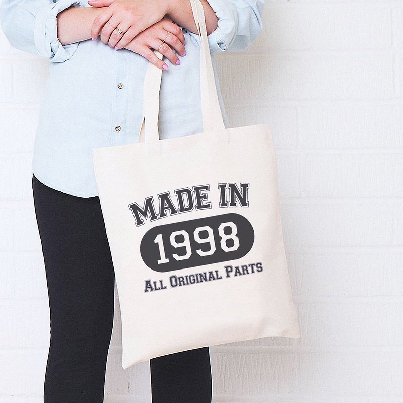 出生年份訂製MADE IN 帆布包 米白色 下標後記得在備註告知我們訂製的年份 訂製 生日 製造 年份 客製 禮物 情人 節日 文青 設計 時髦 文 - 手提包/手提袋 - 其他材質 白色