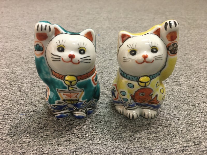 Japanese-made Kutani-yaki lucky and popular cats (pair) - ของวางตกแต่ง - ดินเผา 