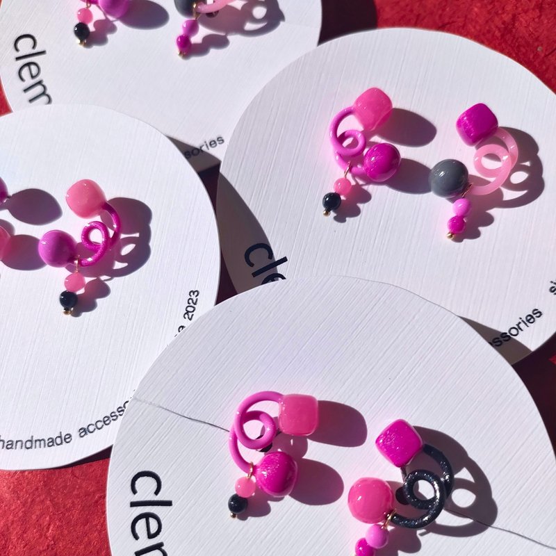 くるりんちょん ブラックピンク【ピアス/イヤリング】 - ピアス・イヤリング - その他の素材 多色