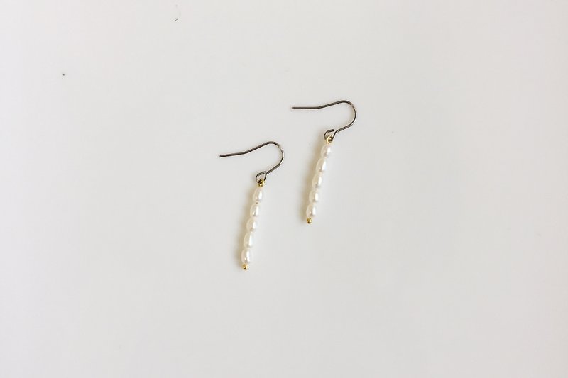 Care simple wild pearl earrings - Earrings & Clip-ons - Other Metals White