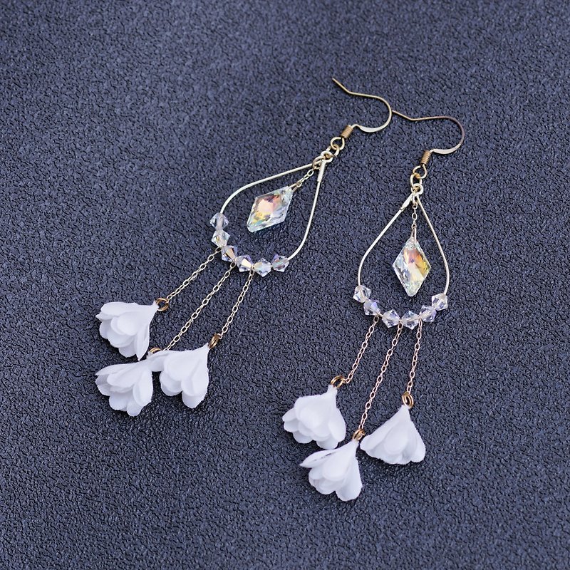Awake | Dreamcatcher Crystal Cascade Elegant White Flower Earrings - ต่างหู - วัสดุอื่นๆ ขาว