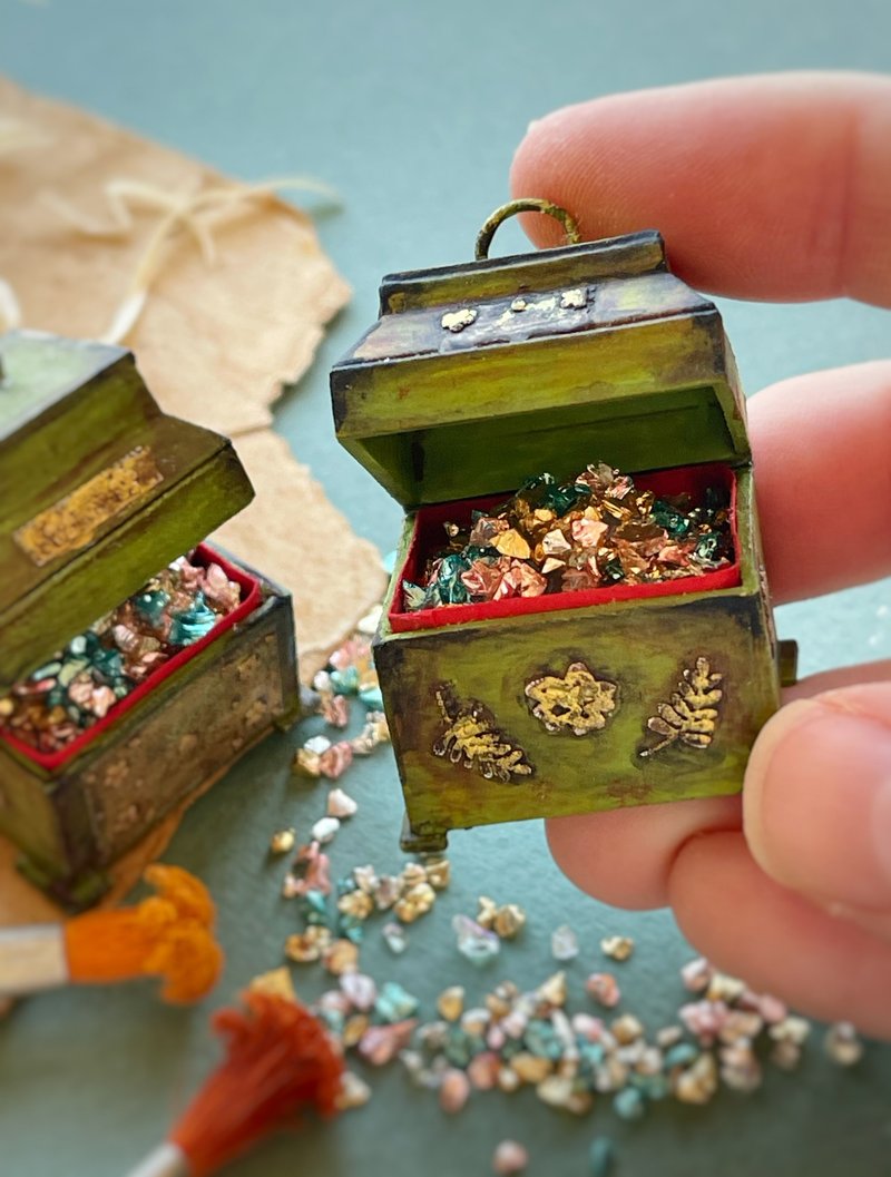 A miniature casket with precious stones - 公仔/玩偶 - 其他材質 多色