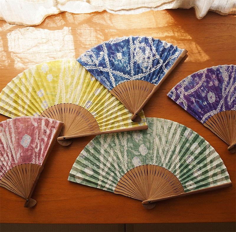 Multi-color Japanese dye tie-dye craft silk cotton blended fabric summer cool portable folding fan - พัด - ผ้าฝ้าย/ผ้าลินิน สีน้ำเงิน