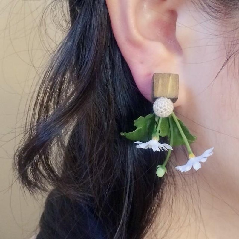 mebuki pierce (daisy-white) for one ear - Earrings & Clip-ons - Other Materials Green