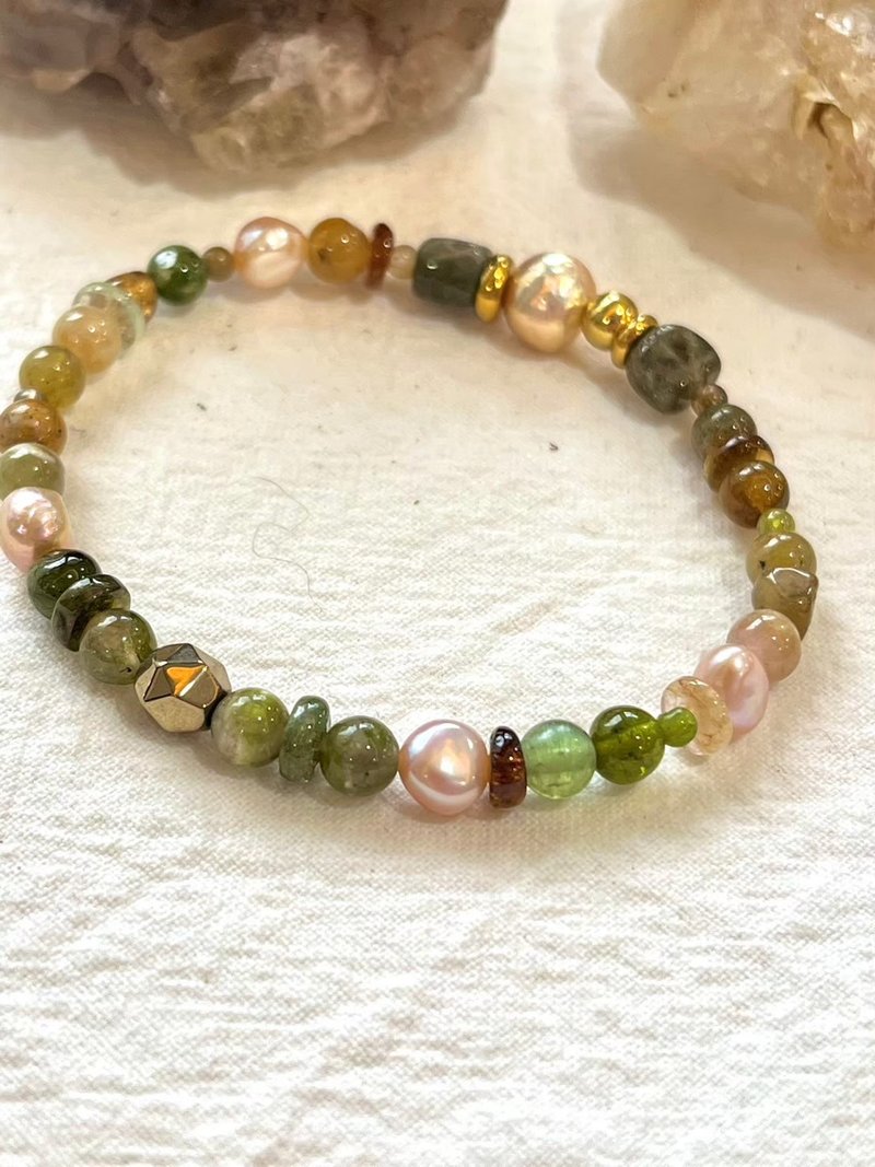 Customized crystal mineral bracelet green tourmaline freshwater pearls - สร้อยข้อมือ - หิน 