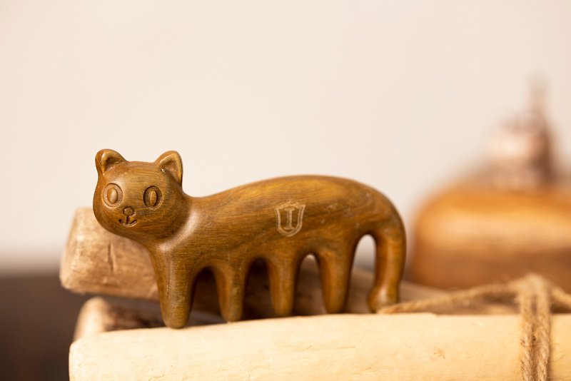 Islandoffer Green sandalwood cat-shaped handleless comb cute shape  (1pcs) - Bathroom Supplies - Wood Gold