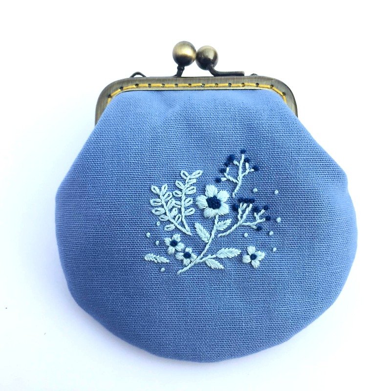 Embroidered flower mouth gold small bag - Coin Purses - Cotton & Hemp Blue