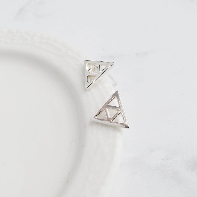 Da Yuan Zi [Handmade Silver Jewelry] Nude × Triangle × Geometric Earrings - ต่างหู - เงินแท้ สีเงิน