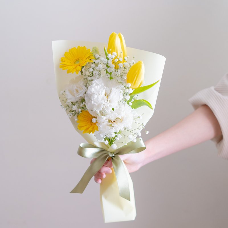 Small bouquet of bright yellow tulips - ตกแต่งต้นไม้ - พืช/ดอกไม้ สีเหลือง