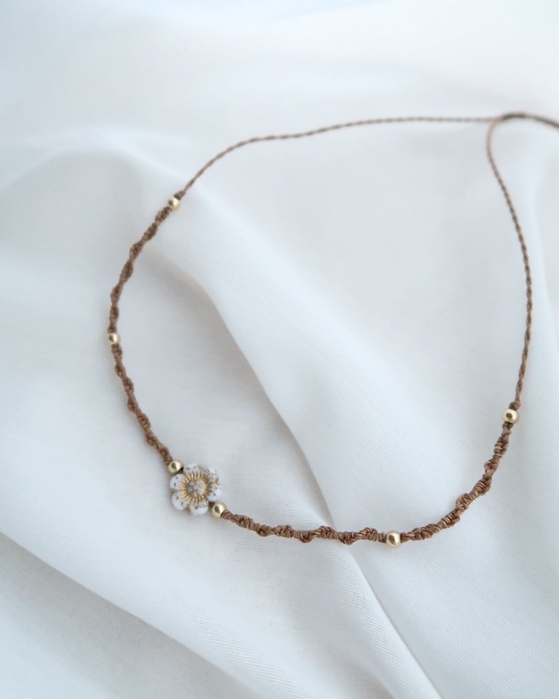 [Can be customized] Bronze flower necklace short chain romantic woven glass - สร้อยคอ - ทองแดงทองเหลือง สีนำ้ตาล