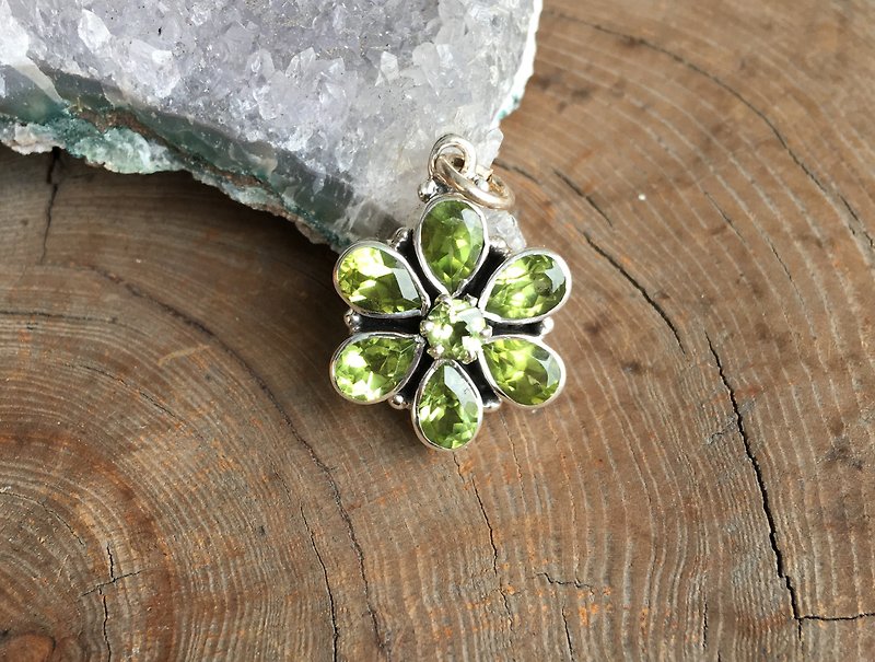 ♦ My.Crystal ♦ ♦ happy flowers peridot silver pendant handmade flower shape - Necklaces - Gemstone Green