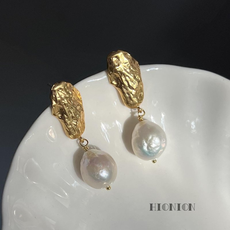 Hi Onion niche design natural baroque pearl earrings Silver irregular hammer earrings retro ear clip - ต่างหู - วัสดุอื่นๆ 