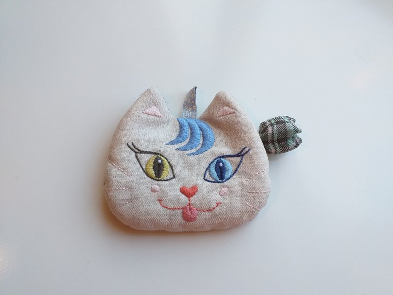 Playful tongue-out kitten card holder coin purse with heterochromatic pupils (purely hand-embroidered) - กระเป๋าใส่เหรียญ - ผ้าฝ้าย/ผ้าลินิน สีน้ำเงิน