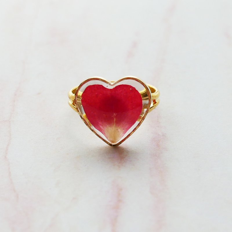 rose petal heart ring - แหวนทั่วไป - เรซิน สีแดง
