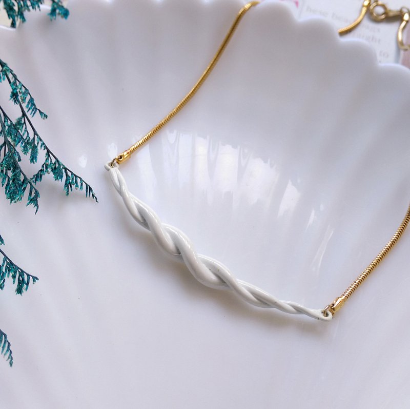 西洋のアンティークジュエリー。ネイピアツイストホワイトエナメルチョーカーネックレス - チョーカー - 金属 ゴールド