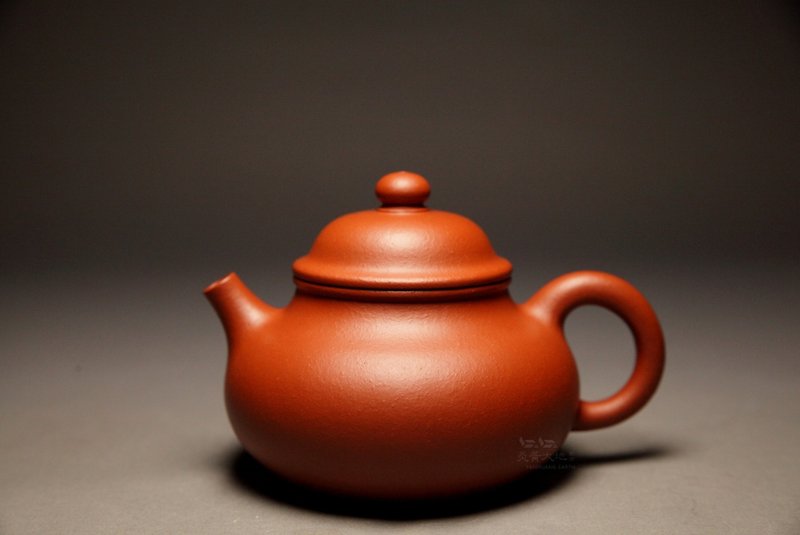 【容天】炎黃大地藝術 龍山堂 傳統手工 石紅朱泥 200cc - 茶壺/茶杯/茶具 - 陶 紅色