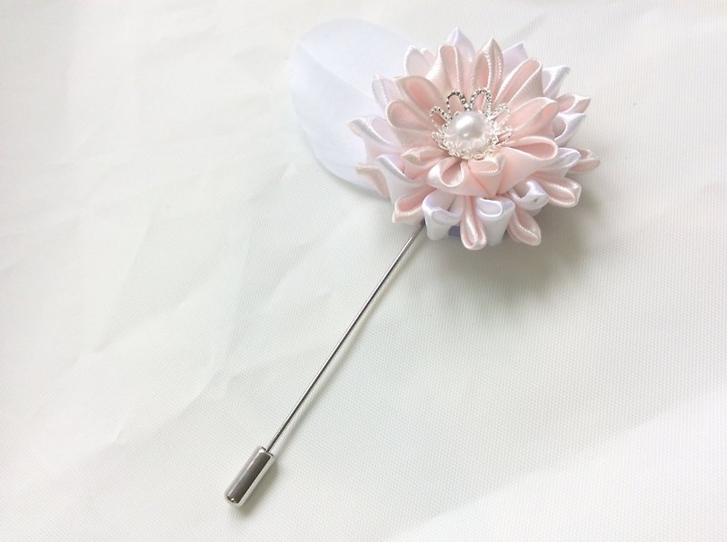 Kanzashi feather white and pink ribbon flower brooch - เข็มกลัด - ผ้าไหม สึชมพู